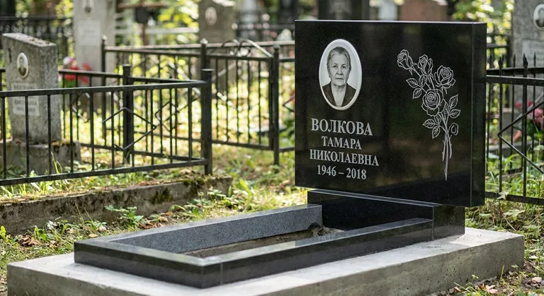 Памятник с гравировкой роз — выполненная работа «Волкова» в Иркутске
