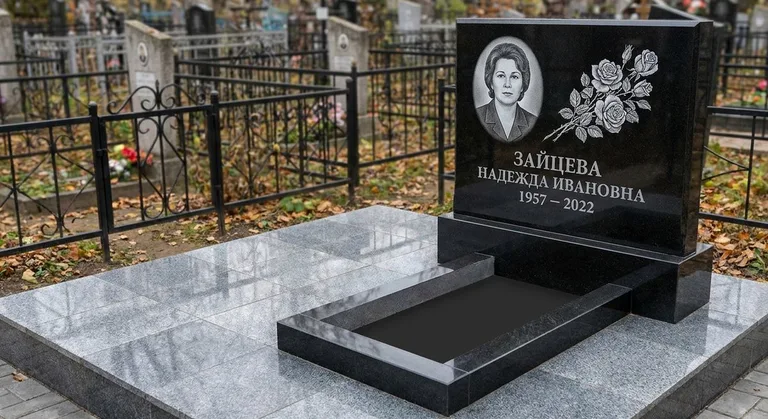 Памятник с гравировкой роз — выполненная работа «Зайцева» в Иркутске