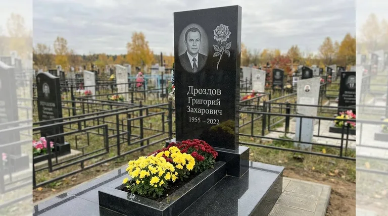 Памятник с гравировкой роз — выполненная работа «Дроздов» в Иркутске