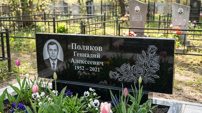 Памятник с гравировкой роз — выполненная работа «Поляков» в Иркутске