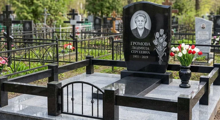 Памятник с гравировкой тюльпанов — выполненная работа «Громова» в Иркутске
