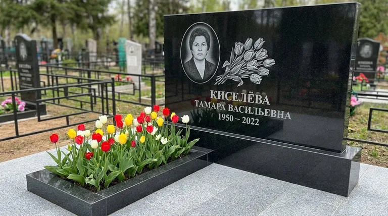 Памятник с гравировкой тюльпанов — выполненная работа «Киселёва» в Иркутске