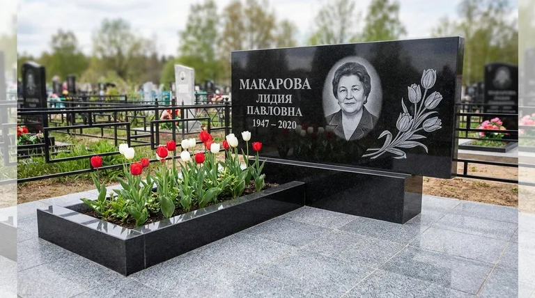 Памятник с гравировкой тюльпанов — выполненная работа «Макарова» в Иркутске