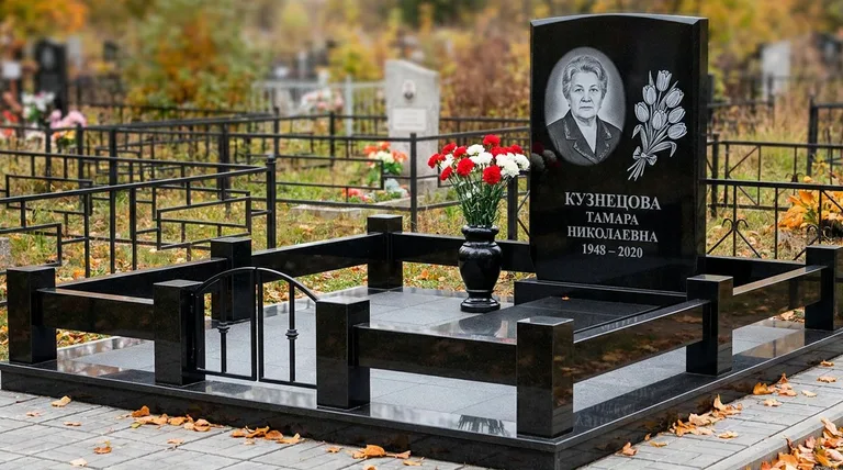 Памятник с гравировкой тюльпанов — выполненная работа «Кузнецова» в Иркутске