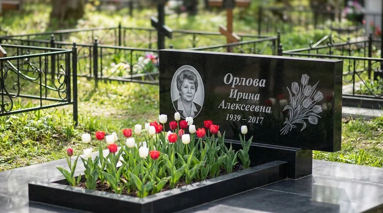 Памятник с гравировкой тюльпанов — выполненная работа «Орлова» в Иркутске
