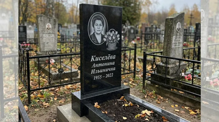 Памятник с гравировкой тюльпанов — выполненная работа «Киселёва» в Иркутске
