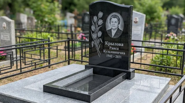Памятник с гравировкой тюльпанов — выполненная работа «Крылова» в Иркутске