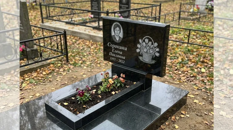 Памятник с гравировкой тюльпанов — выполненная работа «Сорокина» в Иркутске