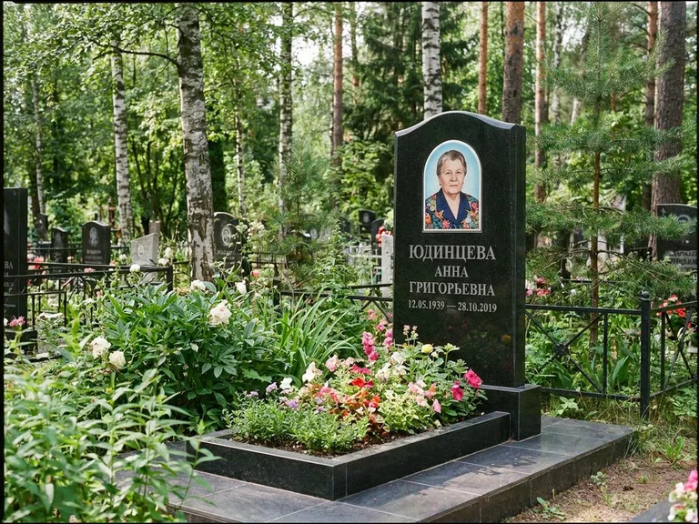 Овальный портрет на памятнике весной в Иркутске