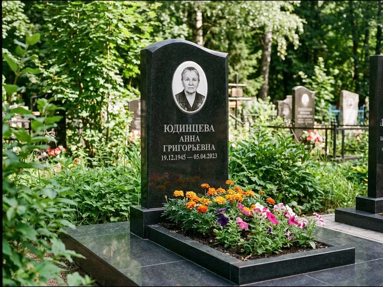 Овальный портрет на сером граните — работа «Юдинцева» в Иркутске