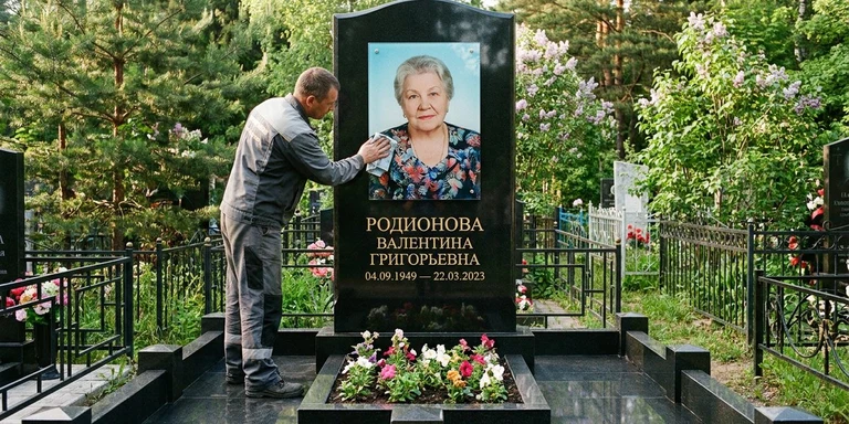 Фотокерамика и печать фото на памятник в Иркутске — мастер устанавливает цветной портрет на стекле на гранитный памятник
