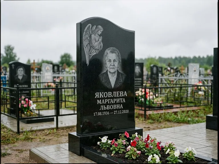 Памятник с гравировкой ангела — гравировка молящегося ангела в верхней части стелы, работа «Яковлева» в Иркутске
