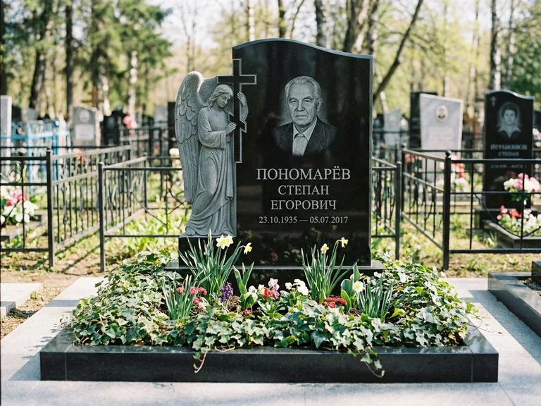 Памятник с гравировкой ангела — гравировка ангела с крестом рядом с эпитафией, работа «Пономарёв» в Иркутске