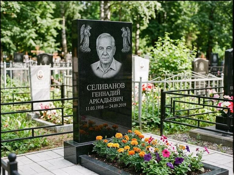 Памятник с гравировкой ангела — гравировка двух ангелов по сторонам портрета, работа «Селиванов» в Иркутске