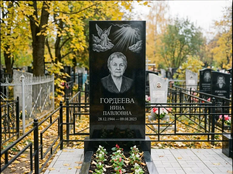 Памятник с гравировкой ангела — гравировка ангела в облаках с лучами над портретом, работа «Гордеева» в Иркутске