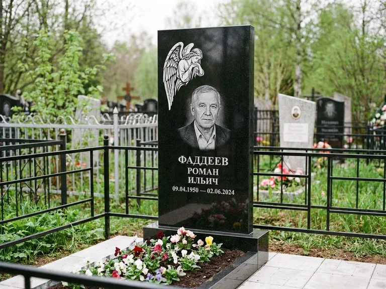 Памятник с гравировкой ангела — белая гравировка скорбящего ангела над портретом, работа «Фаддеев» в Иркутске