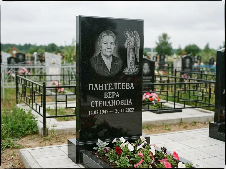 Памятник с гравировкой ангела — гравировка ангела-хранителя сбоку от портрета, работа «Пантелеева» в Иркутске