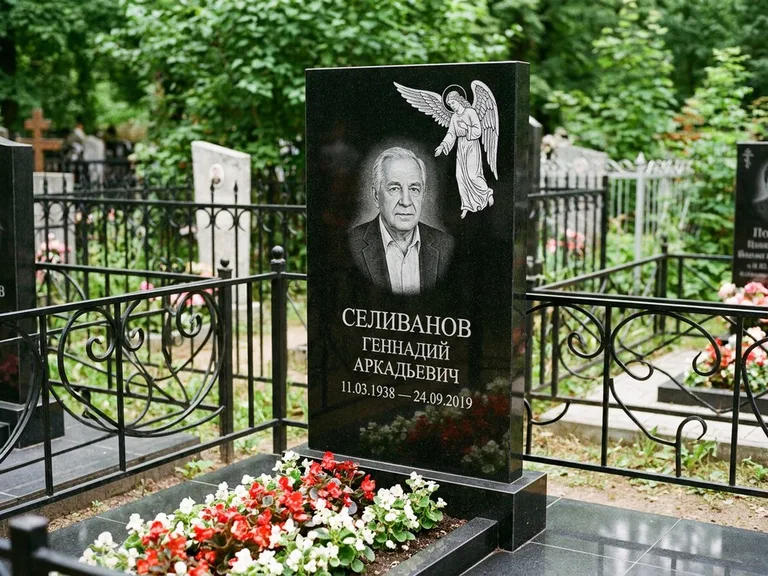 Памятник с гравировкой ангела — белая гравировка скорбящего ангела над портретом, работа «Селиванов» в Иркутске