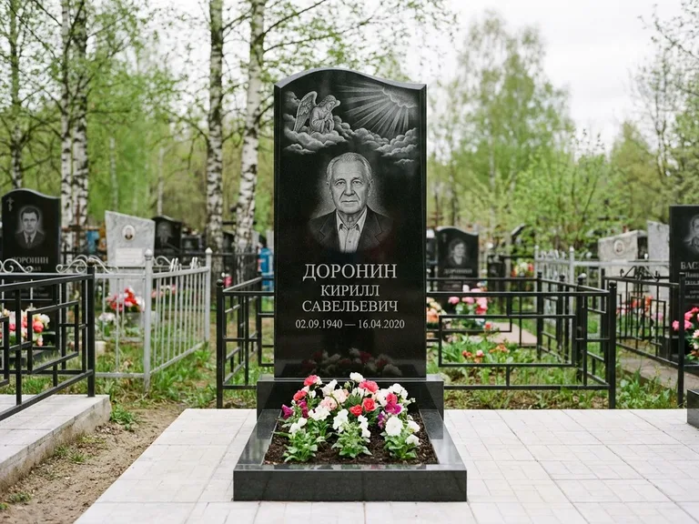 Памятник с гравировкой ангела — гравировка ангела в облаках с лучами над портретом, работа «Доронин» в Иркутске