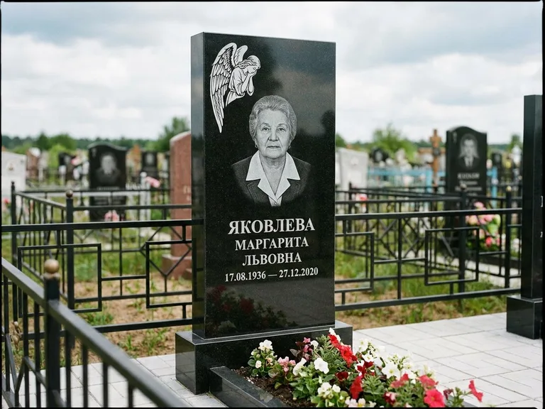 Памятник с гравировкой ангела — белая гравировка скорбящего ангела над портретом, работа «Яковлева» в Иркутске