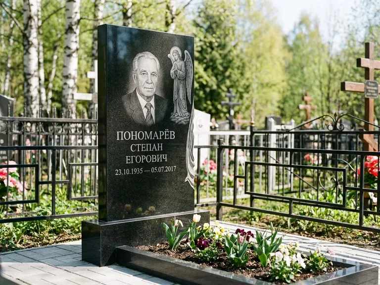 Памятник с гравировкой ангела — гравировка ангела-хранителя сбоку от портрета, работа «Пономарёв» в Иркутске