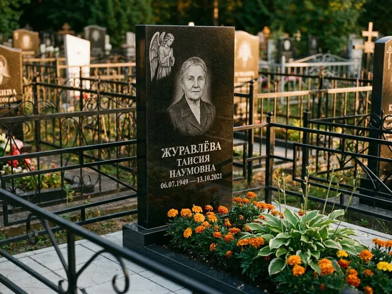 Памятник с гравировкой ангела — гравировка молящегося ангела в верхней части стелы, работа «Журавлёва» в Иркутске