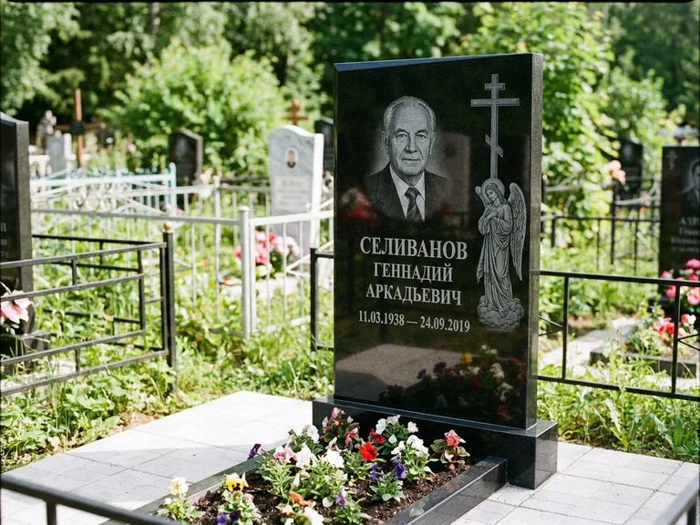 Памятник с гравировкой ангела — гравировка ангела с крестом рядом с эпитафией, работа «Селиванов» в Иркутске