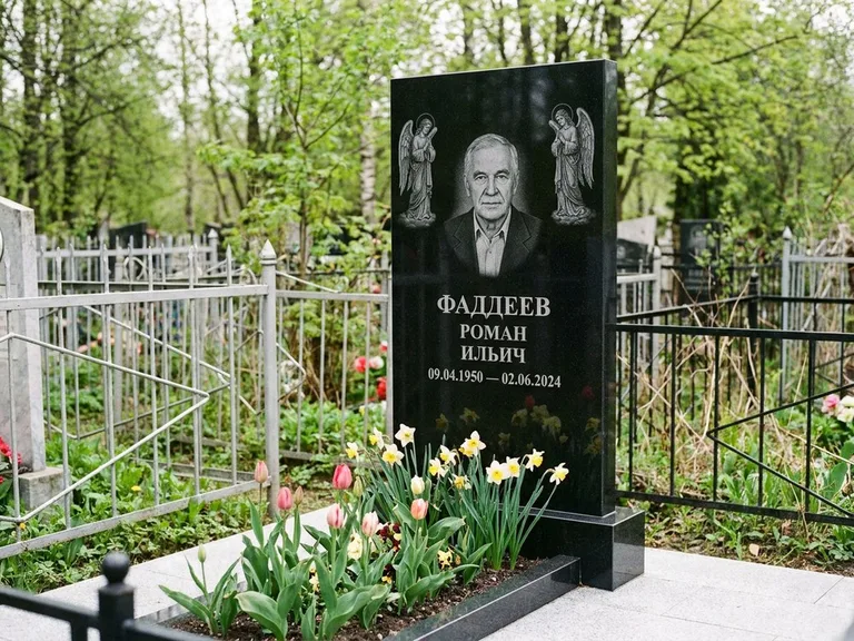 Памятник с гравировкой ангела — гравировка двух ангелов по сторонам портрета, работа «Фаддеев» в Иркутске