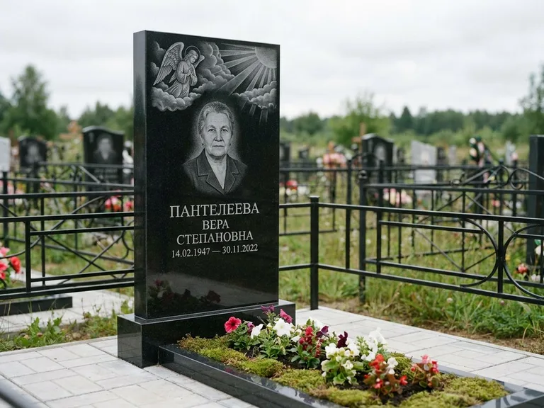Памятник с гравировкой ангела — гравировка ангела в облаках с лучами над портретом, работа «Пантелеева» в Иркутске