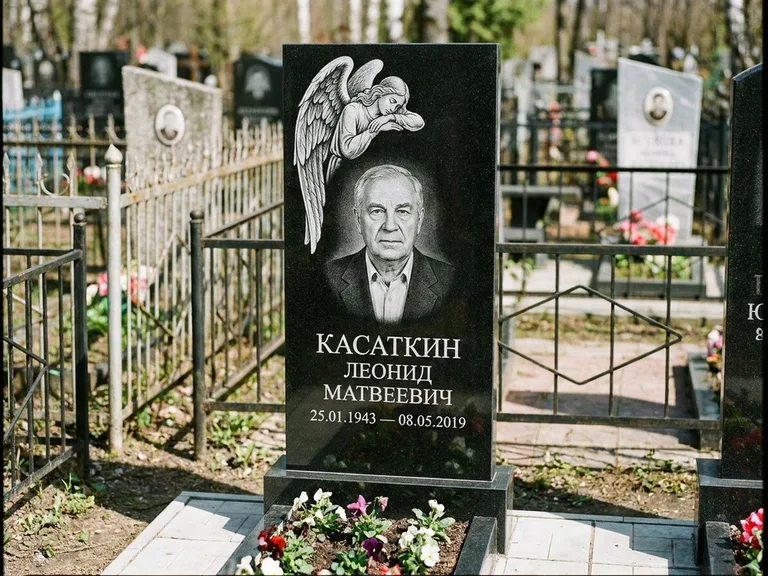 Памятник с гравировкой ангела — белая гравировка скорбящего ангела над портретом, работа «Касаткин» в Иркутске