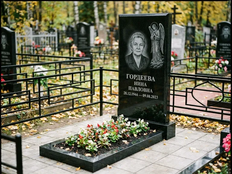 Памятник с гравировкой ангела — гравировка ангела-хранителя сбоку от портрета, работа «Гордеева» в Иркутске