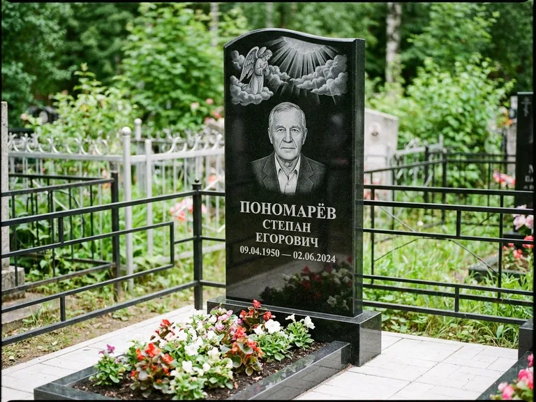 Памятник с гравировкой ангела — гравировка ангела-хранителя сбоку от портрета, работа «Лобанова» в Иркутске