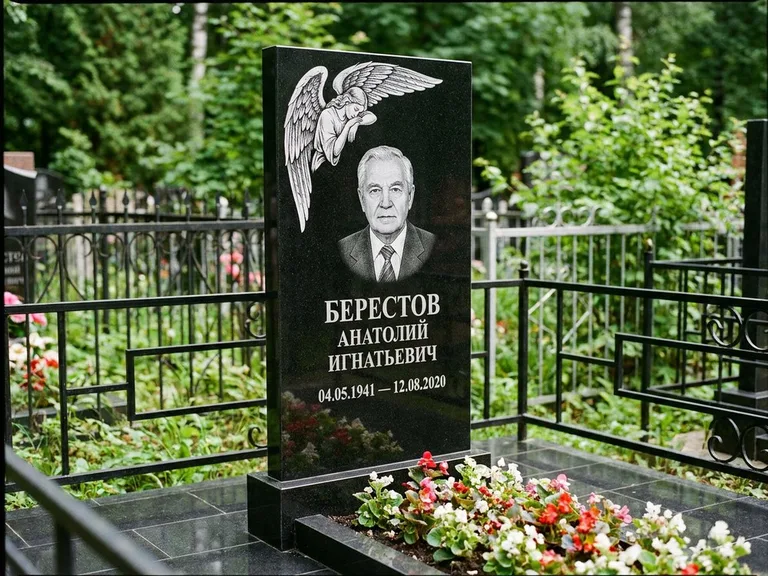 Памятник с гравировкой ангела — гравировка молящегося ангела в верхней части стелы, работа «Свиридов» в Иркутске