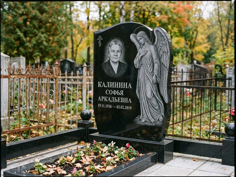 Памятник с гравировкой ангела — гравировка ангела с крестом рядом с эпитафией, работа «Игнатова» в Иркутске