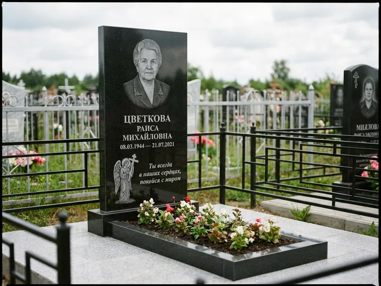 Памятник с гравировкой ангела — гравировка двух ангелов по сторонам портрета, работа «Яковлева» в Иркутске