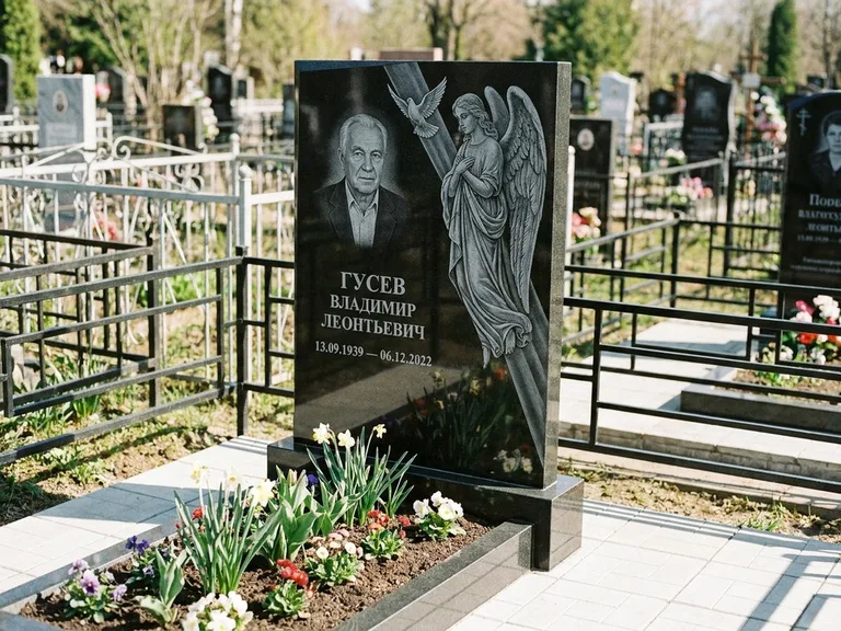 Памятник с гравировкой ангела — гравировка ангела в облаках с лучами над портретом, работа «Пономарёв» в Иркутске