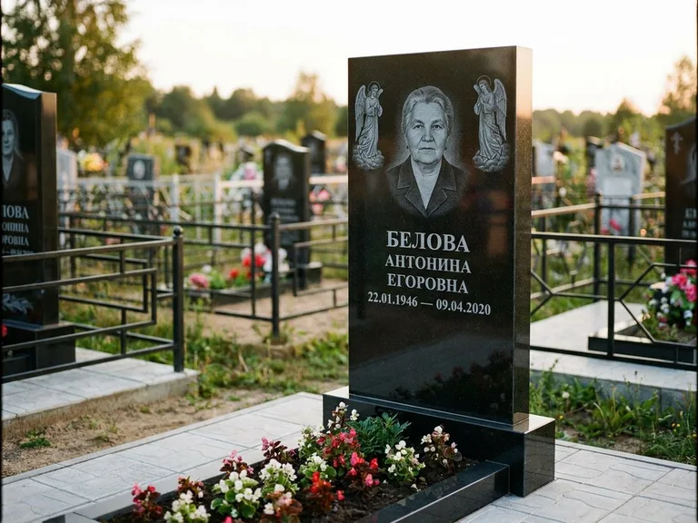 Памятник с гравировкой ангела — белая гравировка скорбящего ангела над портретом, работа «Журавлёва» в Иркутске