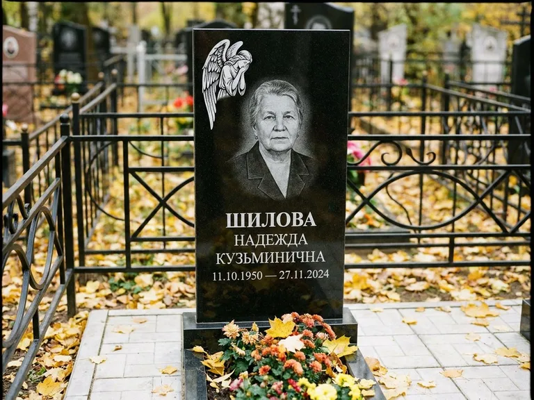 Памятник с гравировкой ангела — гравировка молящегося ангела в верхней части стелы, работа «Гордеева» в Иркутске
