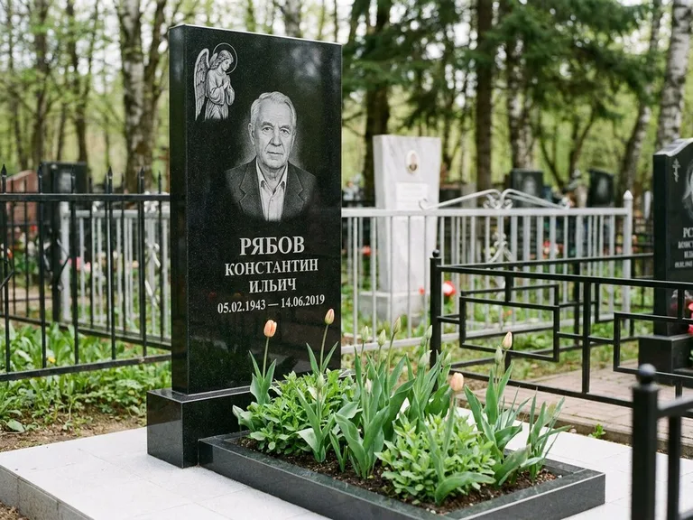 Памятник с гравировкой ангела — гравировка ангела с крестом рядом с эпитафией, работа «Фаддеев» в Иркутске