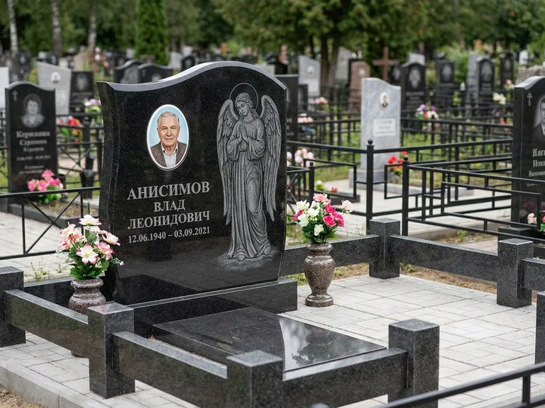 Памятник с гравировкой ангела — белая гравировка скорбящего ангела над портретом, работа «Свиридов» в Иркутске