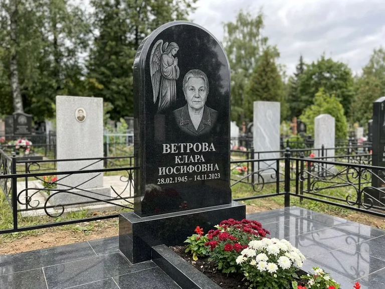 Памятник с гравировкой ангела — гравировка ангела-хранителя сбоку от портрета, работа «Игнатова» в Иркутске