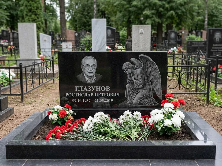 Памятник с гравировкой ангела — гравировка молящегося ангела в верхней части стелы, работа «Доронин» в Иркутске