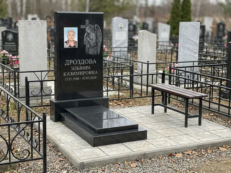 Памятник с гравировкой ангела — гравировка ангела с крестом рядом с эпитафией, работа «Яковлева» в Иркутске