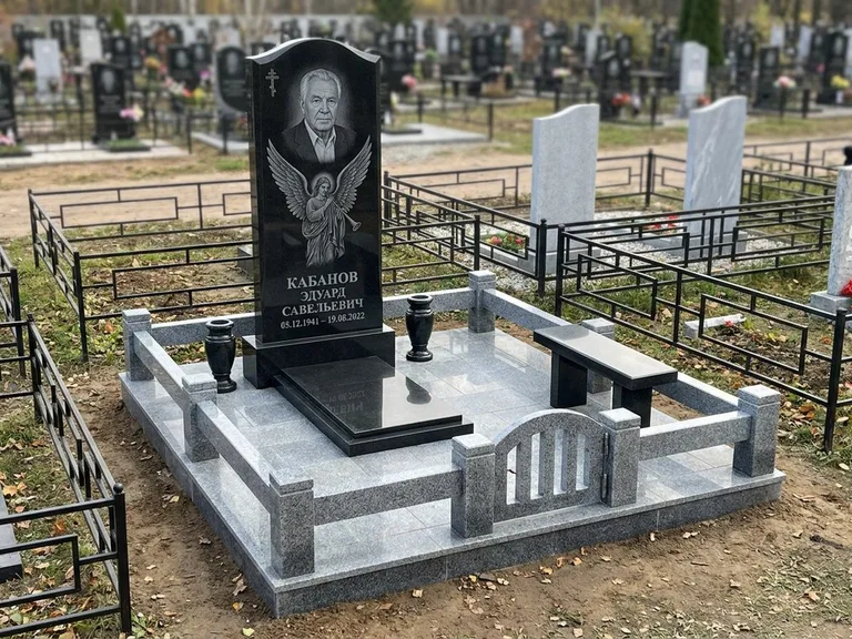 Памятник с гравировкой ангела — гравировка ангела с голубем по диагонали стелы, работа «Пономарёв» в Иркутске