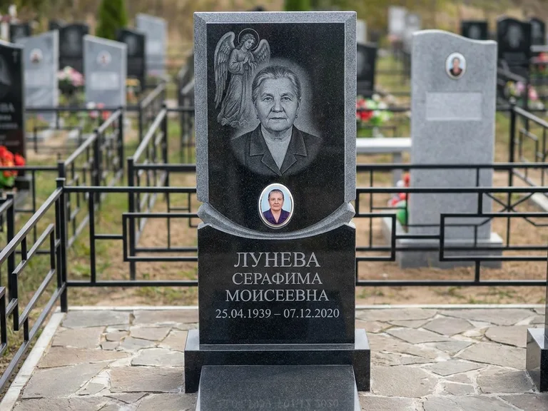 Памятник с гравировкой ангела — гравировка двух ангелов по сторонам портрета, работа «Журавлёва» в Иркутске
