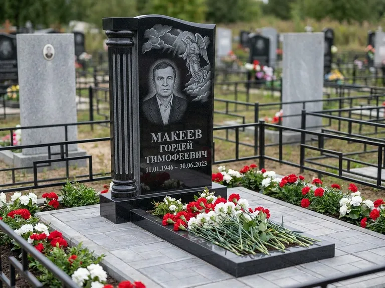 Памятник с гравировкой ангела — гравировка ангела в облаках с лучами над портретом, работа «Селиванов» в Иркутске