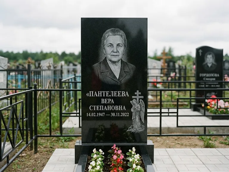 Памятник с гравировкой ангела — гравировка ангела с крестом рядом с эпитафией, работа «Пантелеева» в Иркутске