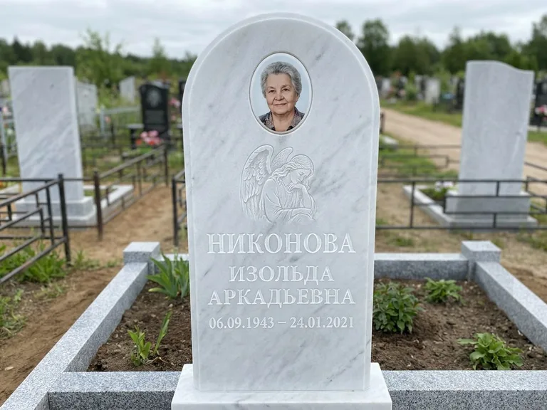 Памятник с гравировкой ангела — белая гравировка скорбящего ангела над портретом, работа «Гордеева» в Иркутске
