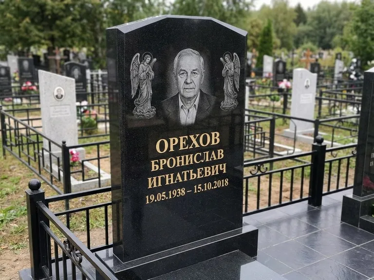 Памятник с гравировкой ангела — гравировка ангела-хранителя сбоку от портрета, работа «Фаддеев» в Иркутске