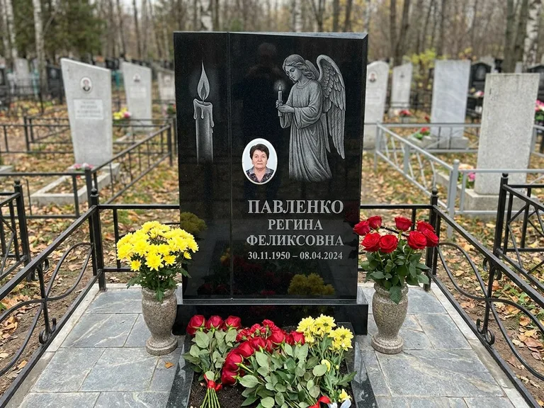 Памятник с гравировкой ангела — гравировка молящегося ангела в верхней части стелы, работа «Пантелеева» в Иркутске